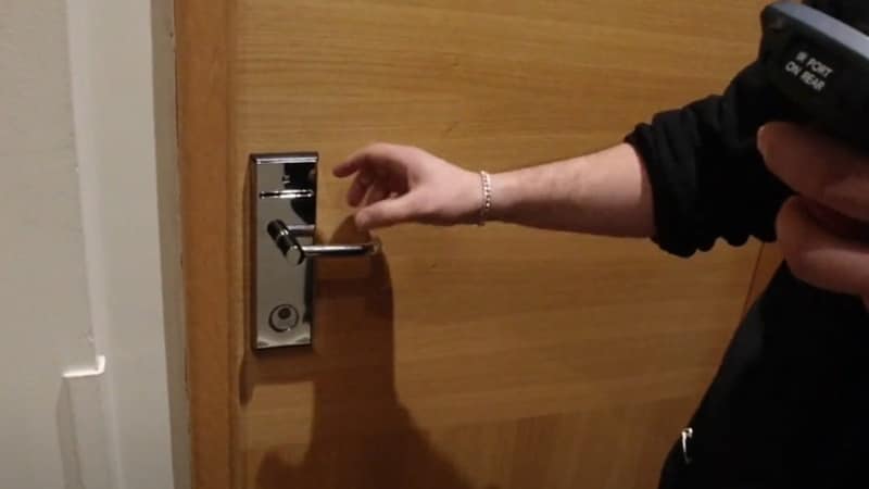 How Hotel Door Lock Hack Happens and How to Avoid? 4